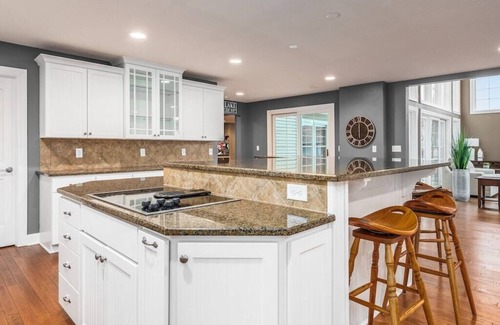 Howard House | Luxurious Lakefront Apple Valley Estate 6,000 sqft