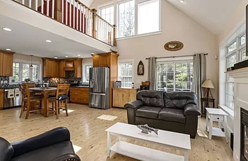 East Wakefield House | Luxurious Lakefront Home on the sparkling Balch Lake with spectacular waterviews