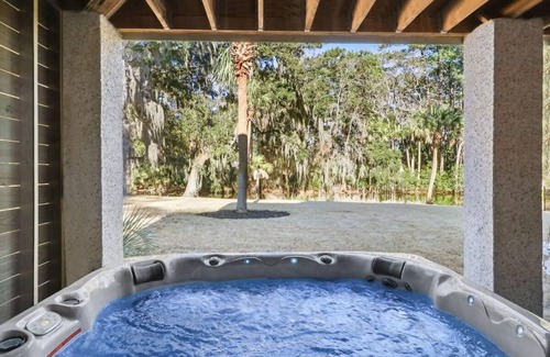 Talahi Island House | Luxurious Lakefront Home | Hot Tub + Game Room