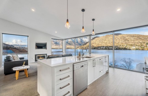 Frankton Apartment | Luxurious Lakefront House with Panoramic Mountain Views