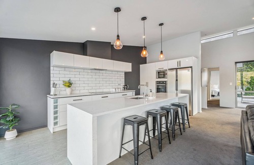 Frankton Apartment | Luxurious Lakefront House with Panoramic Mountain Views