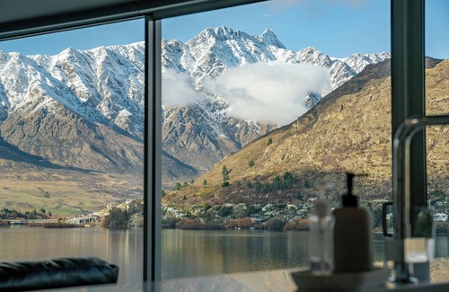 Frankton Apartment | Luxurious Lakefront House with Panoramic Mountain Views