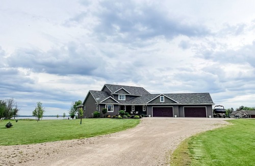 Winneconne House | Luxurious Lakefront Escape – Premier EAA Rental with Breathtaking Views