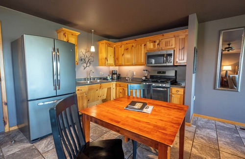Sylvan Shores Cabin | Luxurious Lakeview Cabin with Jetted Tub