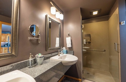 Sylvan Shores Cabin | Luxurious Lakeview Cabin with Jetted Tub