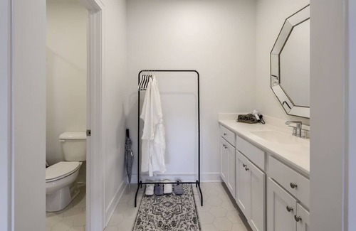 Parkville Apartment | ☆Luxurious Living ☆ Historic Main Street