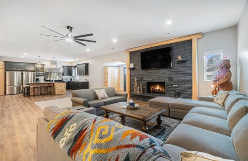 Lewiston Hotel | Luxurious Lodge w/8-lane bowling ally, great location next to lakes & trails
