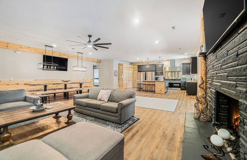 Lewiston Hotel | Luxurious Lodge w/8-lane bowling ally, great location next to lakes & trails