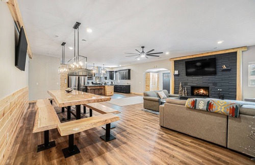Lewiston Hotel | Luxurious Lodge w/8-lane bowling ally, additional Cottage & great location!