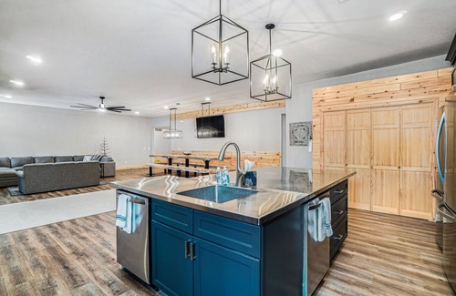 Lewiston Hotel | Luxurious Lodge w/8-lane bowling ally, additional Cottage & great location!