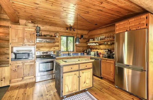 Lac Superieur Village Ski Chalet | Luxurious log cabin with private spa