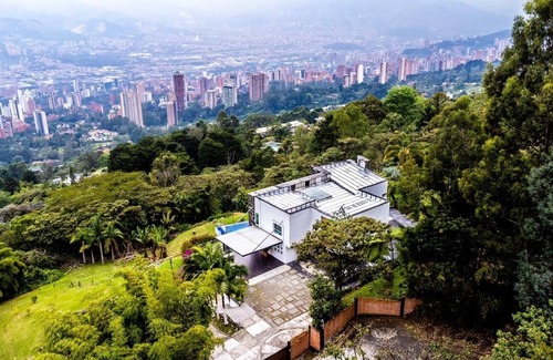 Envigado House | Luxurious mansion with view of all medellin! ideal house for a group of friends.