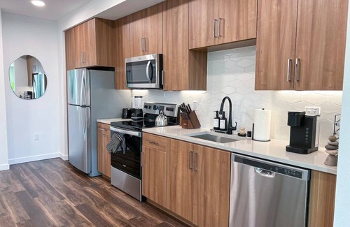 Beverly Hills Apartment | Luxurious Mid-Hollywood (City View+Free Parking) 10min to Universal Studios