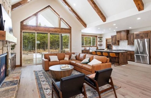 Donnelly Cabin | Luxurious Modern Cabin