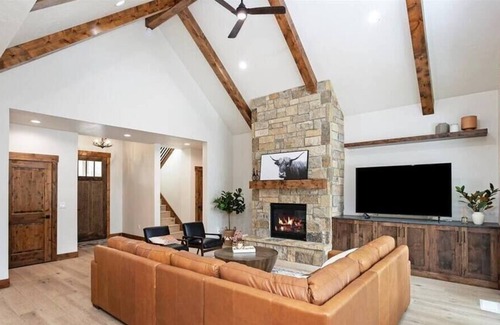Donnelly Cabin | Luxurious Modern Cabin