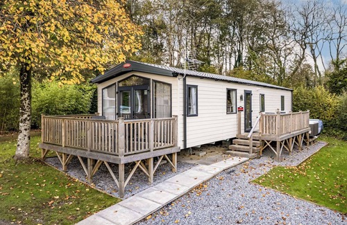 Narberth House | Luxurious modern caravan with one double with en suite W.