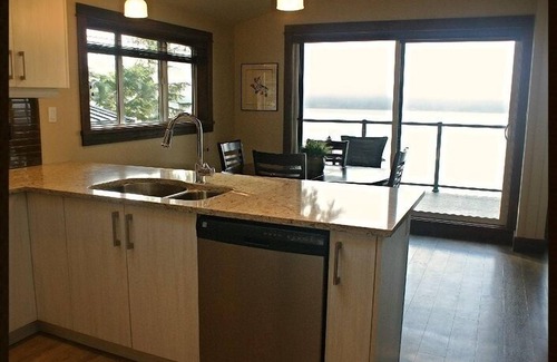 Port Renfrew Cottage | Luxurious Modern Oceanfront Cottage in Port Renfrew