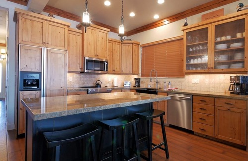 Eden House | Luxurious Mountain Home with 7 BRs private hot tub w amazing views | 7 Bed, 7 Bath