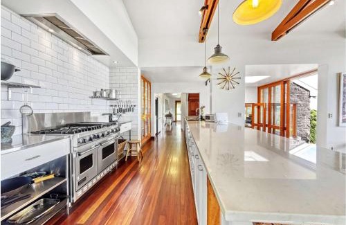 Booroobin House | Luxurious Mountain Retreat near Maleny
