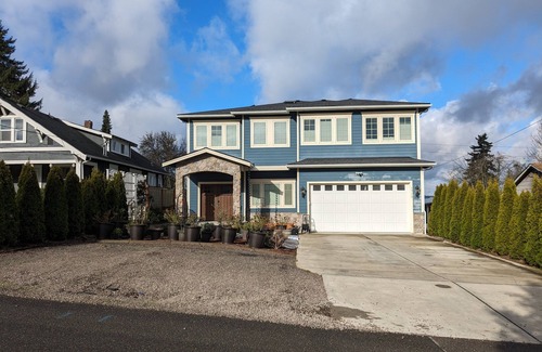 Renton House | Luxurious newly constructed estate nestled in the quiet Talbot Hill neighborhood