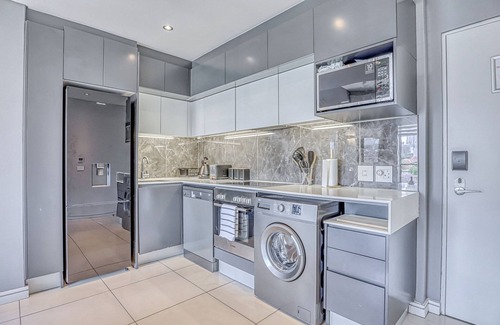 Sandown Apartment | Luxurious One Bedroom Apartment at Capital On Park, Sandton