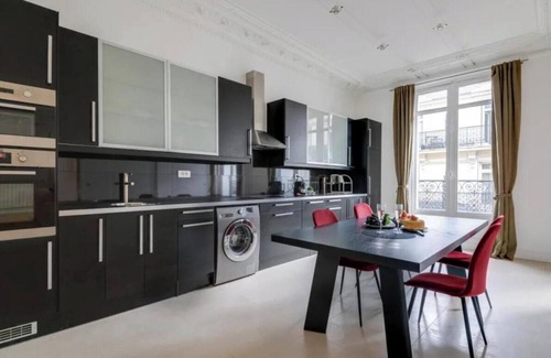 8th Arrondissement Apartment | LUXURIOUS PARISIAN RETREAT: ONE-BEDROOM APARTMENT IN CHAMPS-ÉLYSÉES