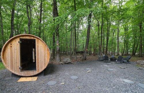 East Stroudsburg Apartment | Luxurious Poconos Retreat - Hot Tub, Sauna, Games