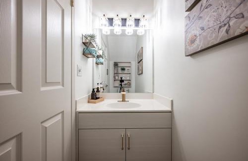Harvie Heights Apartment | Luxurious Retreat/Hot Tub/Mountain View/4 Beds