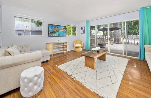 Pasadena House | Luxurious Retreat with Pool and BBQ Area