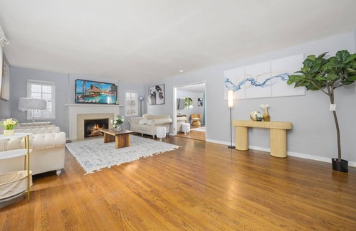 Pasadena House | Luxurious Retreat with Pool and BBQ Area