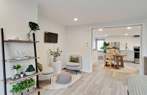 Kensington Apartment | Luxurious romantic suite w/King Bed, Center City, Fitshtown, Couples, Free WIFI