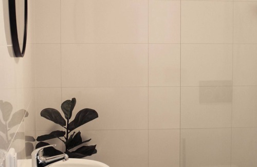 Tilburg House | Luxurious room, newly renovated bathroom, free use of kitchen en washer, and easy to go to the unive
