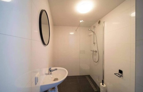Tilburg House | Luxurious room, newly renovated bathroom, free use of kitchen en washer, and easy to go to the unive