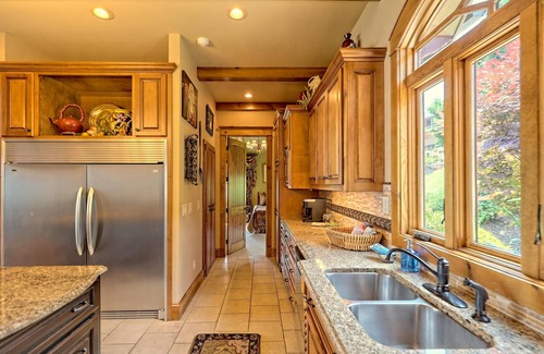 Young Harris House | Luxurious Sanctuary Summit - By Chatuge Home Concierge | Incredible Mountain & Lake Chatuge Views | Sleeps 19 | 6BR Retreat, fire pit, ping pong