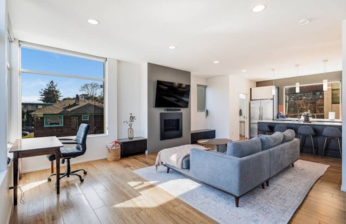 Interbay House | Luxurious Seattle townhome w/Mt Rainier and skyline views!