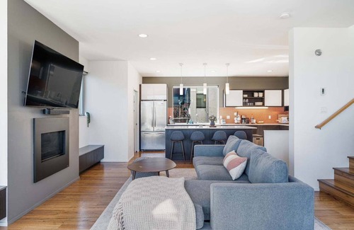 Interbay House | Luxurious Seattle townhome w/Mt Rainier and skyline views!
