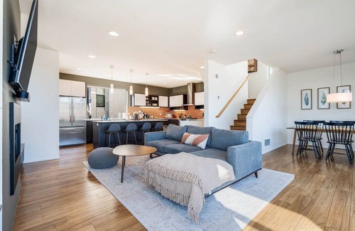 Interbay House | Luxurious Seattle townhome w/Mt Rainier and skyline views!