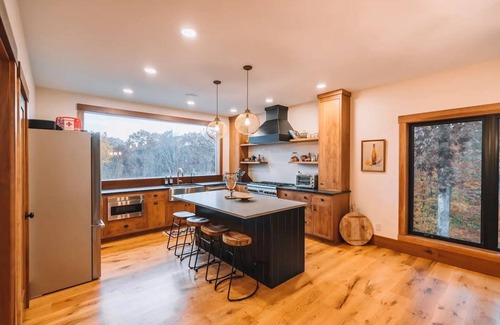 Logan Cabin | Luxurious & secluded lodge with scenic views