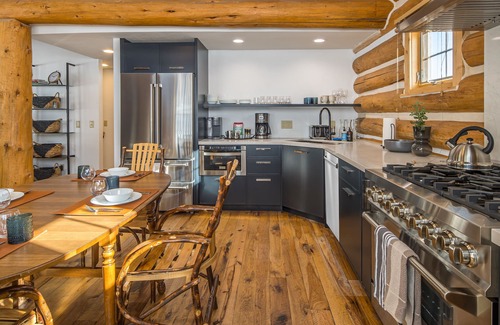Powder Ridge Cabin | Luxurious Ski-in and Ski Out Log Cabin! Near the Resort with a Private Patio, Ho