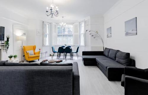 Kensington Apartment | Luxurious & Spacious 2BR APR in Earls Court!
