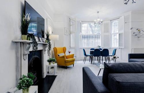 Kensington Apartment | Luxurious & Spacious 2BR APR in Earls Court!