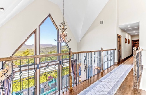 Campton House | Luxurious Spacious 6-bedroom House. Best Views, Hot tub. Waterville Estates!