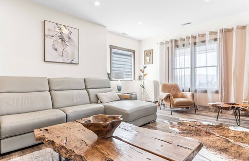 Campton House | Luxurious Spacious 6-bedroom House. Best Views, Hot tub. Waterville Estates!