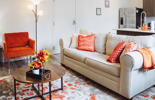 Downtown Louisville Apartment | Luxurious Spacious Apartment in the Heart of Downtown! King Bed, Gym, Pool!