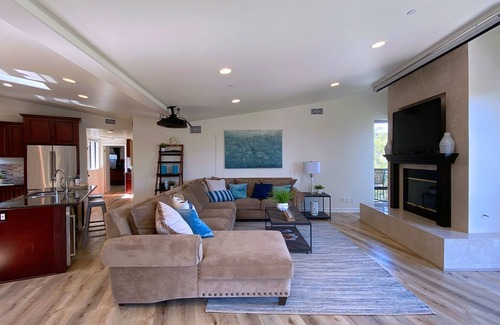 South Arroyo House | Luxurious Spacious Hillside Retreat with AMAZING Views