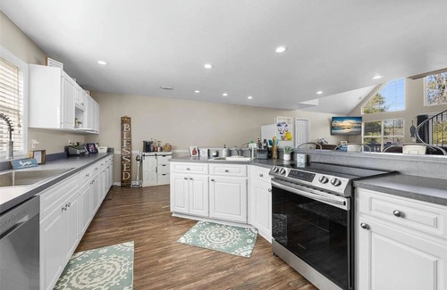 Branford House | Luxurious Stay overlooking the beautiful Suwannee River! 3 bed/3 bath House!