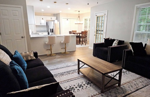 Powder Springs House | Luxurious, stylish 4-bedroom house in charming Powder Springs.