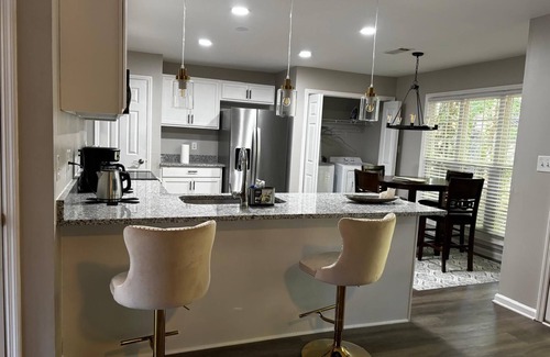Powder Springs House | Luxurious, stylish 4-bedroom house in charming Powder Springs.
