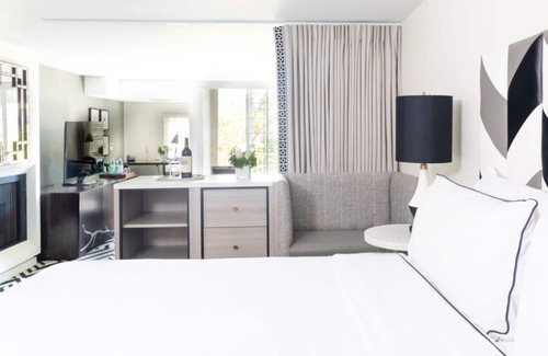 Norma Triangle Hotel | Luxurious Suite Close to Universal Studios Hollywood! Rooftop Heated Pool!