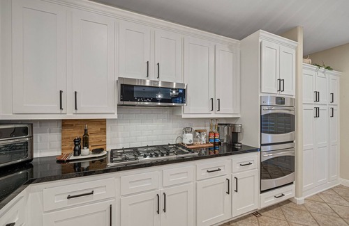 Spring Valley House | Luxurious Summerlin S. 6BR/4BA Chef Kitchen, Saltwater Pool/Jacuzzi, w/Cleaner